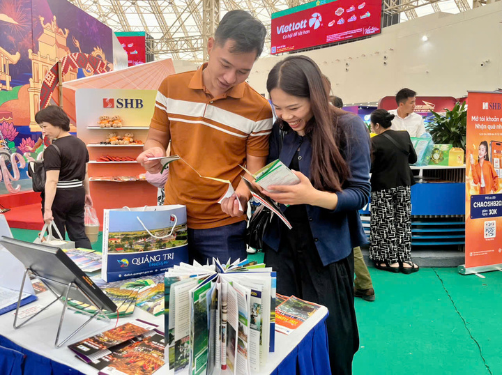 Các gian hàng du lịch hấp dẫn người đến xem, trải nghiệm. (Ảnh: Hoàng Dung).