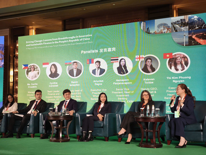 Đại diện BIDV - bà Nguyễn Thị Kim Phượng (ngoài cùng bên phải) - cùng diễn giả các nước tham dự Hội thảo.