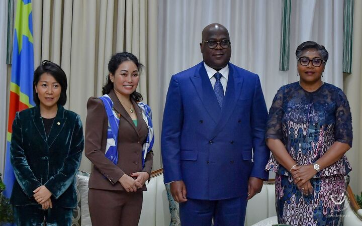 Demokratiska republiken Kongos president - Félix Tshisekedi (2:a från höger), Demokratiska republiken Kongos premiärminister - Judith Suminwa Tuluka (längst till höger) och Le Thi Thu Thuy - vice ordförande för Vingroup (2:a från vänster) under samarbetsutbytet i Kongo (Bildkälla: https://presidence.cd/)