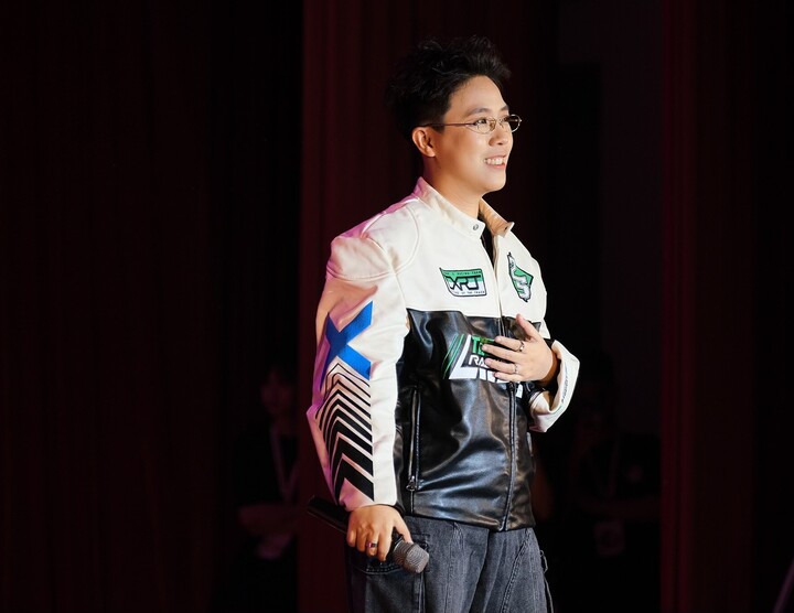 Sänger Kai Dinh sang den Hit „Le Duong“ und sorgte für eine emotionale Atmosphäre (Foto: FPS 2025 – Sen’s Resonance).