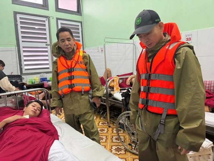 Lãnh đạo Phòng Cảnh sát PCCC&CNCH Công an TP Huế đến thăm Trung sỹ Phan Lương Hải.