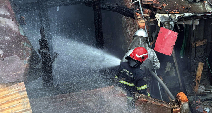 Cảnh sát khống chế ngọn lửa. (Ảnh: ĐH)