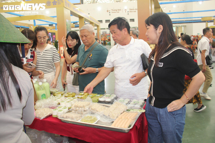 Cốm và bánh cốm Hà Nội thu hút du khách.