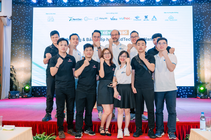 Videa EdTech-teamet och partners vid lanseringsevenemanget för Vietnam EdTech Industry Report.