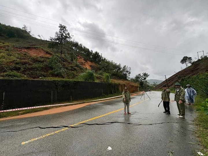 Tỉnh lộ 14B đoạn qua xã Long Quảng (TP Huế) xuất hiện vết nứt sâu kéo dài 20 mét.