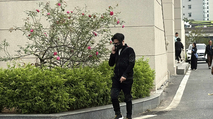 Ca sĩ Vũ Hà nhanh chóng rời toà sau khi kết thúc phiên xét xử sáng 28/10.