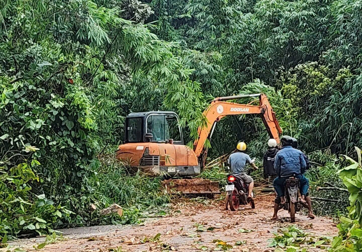 Có rất nhiều điểm sạt lở trên đèo Gia Bắc. Lực lượng chức năng đang cố gắng xử lý. (Ảnh: Người dân cung cấp).