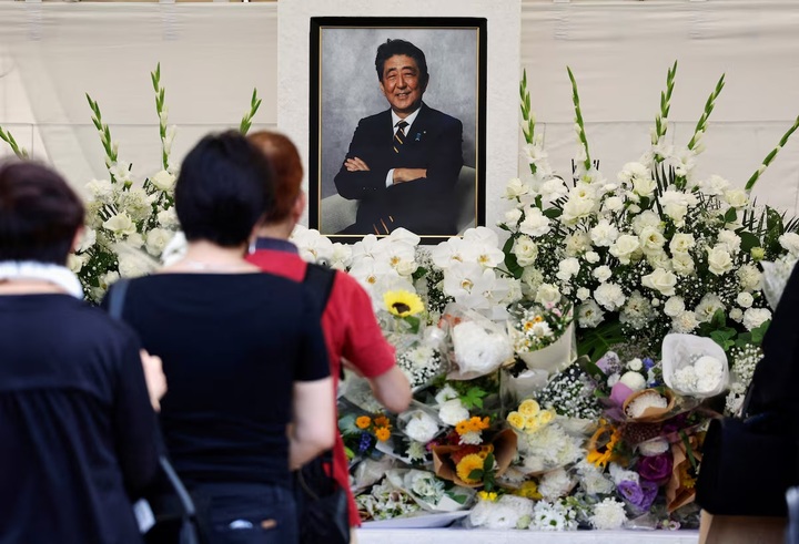 Người dân Nhật Bản đặt hoa và cầu nguyện tưởng nhớ cố Thủ tướng Shinzo Abe. (Ảnh: REUTERS)