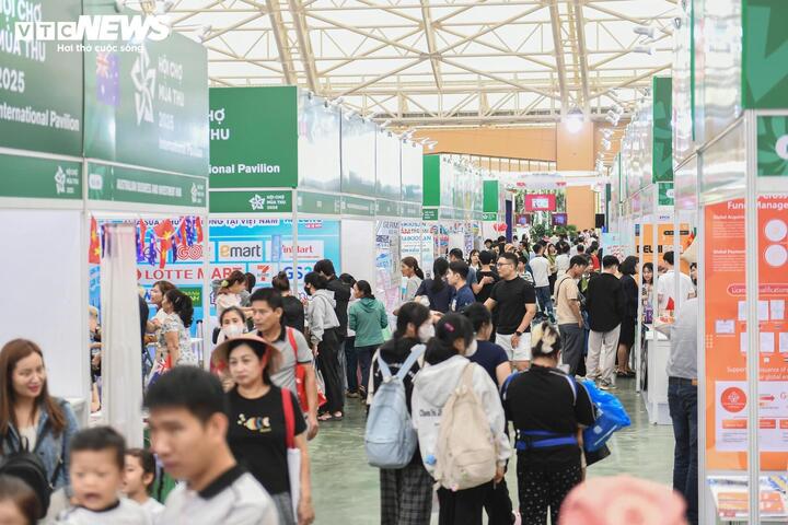 Hội chợ mùa Thu 2025 thu hút đông đảo khách tham quan. (Ảnh: Thành Vĩnh).