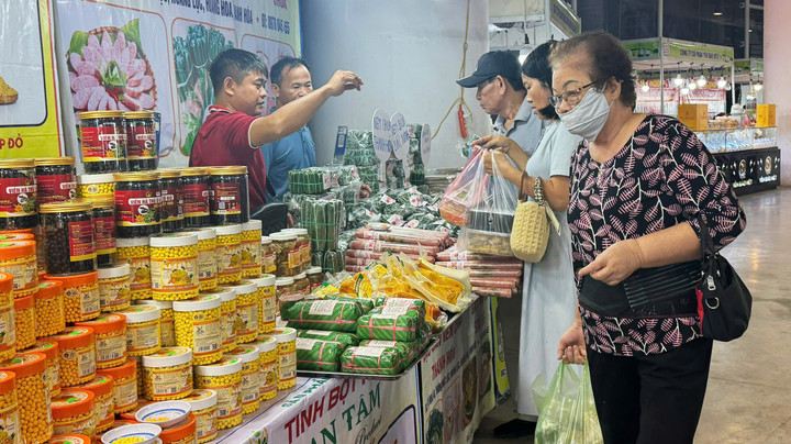 Hội chợ Thu Đông tại Quảng Ninh luôn thu hút đông đảo người dân, du khách đến tham quan, mua sắm.