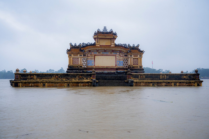 Bia Quốc học ngập trong nước lũ. (Ảnh: VGP/Lê Hoàng)