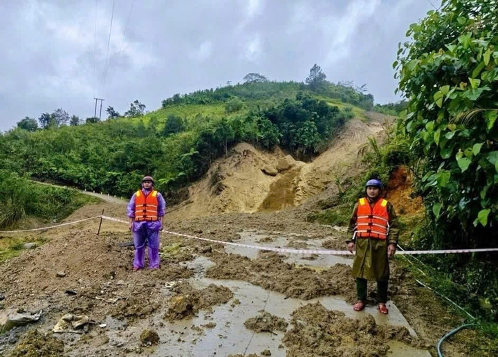 Chính quyền xã Ngọc Linh giăng dây cảnh báo khu vực nguy hiểm.