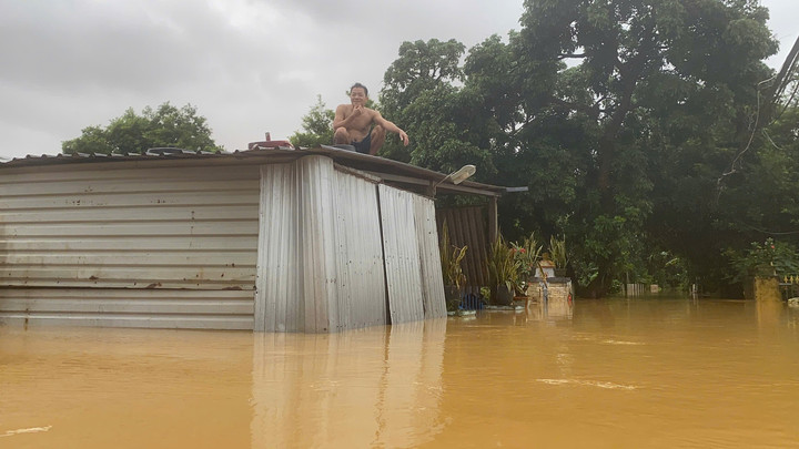 Hiện nhiều nơi tại TP Huế còn ngập rất sâu, người dân ngồi trên mái nhà chờ cứu hộ