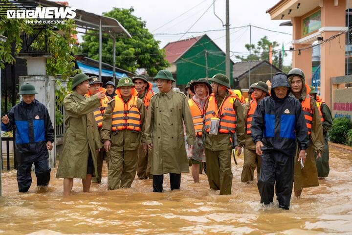 Ông Phạm Đức Tiến - Phó Bí thư Thành ủy Huế cùng lãnh đạo Công an TP Huế trực tiếp đến cứu trợ động viên người dân vùng lũ.