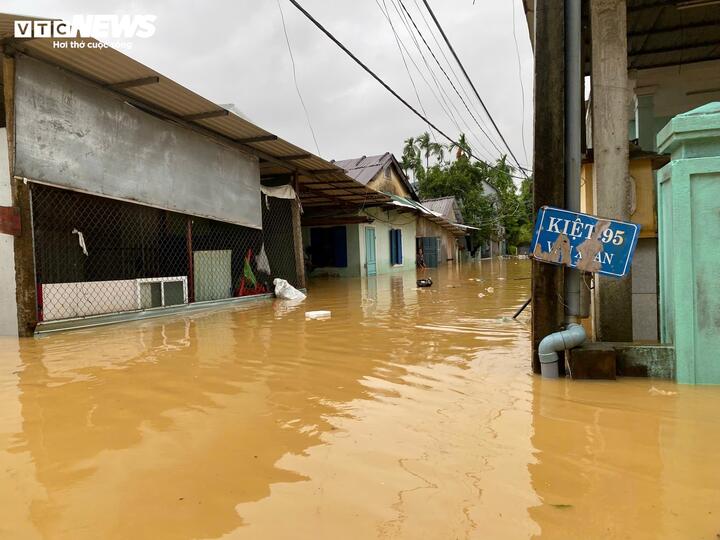 Mực nước các sông vẫn duy trì ở mức cao lịch sử, nhiều nơi ở TP Huế vẫn đang chìm trong biển nước.