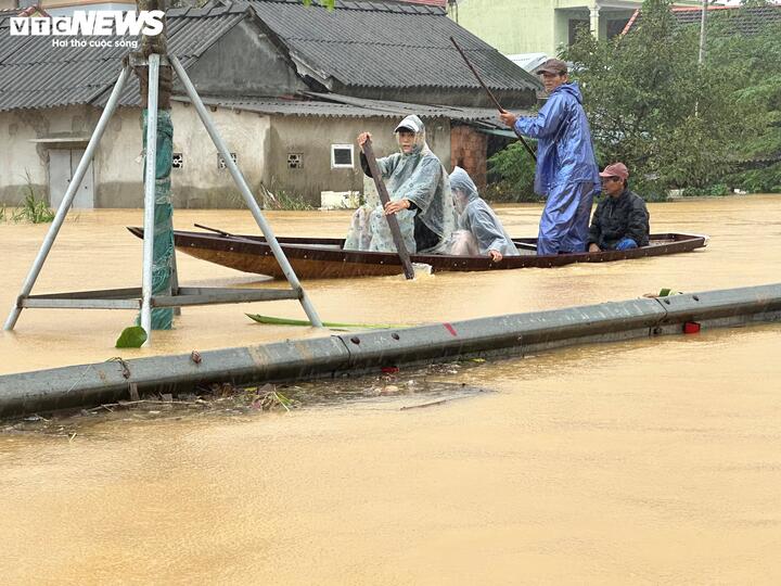 Nhiều địa phương ở TP Huế vẫn đang chìm trong biển nước.