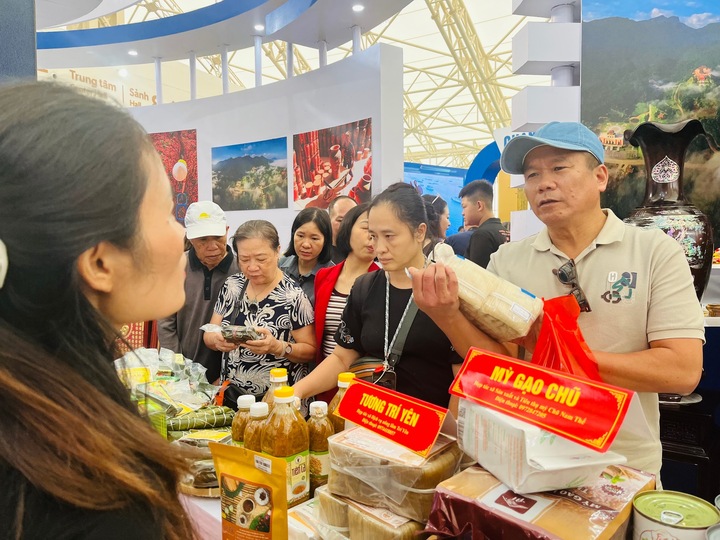 Khách hàng quan tâm mua sắm sản phẩm mỳ gạo chũ Bắc Ninh.