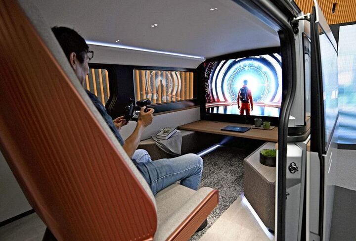 LDK+ có màn hình LCD cho hành khách phía sau. (Ảnh: The Japan News)