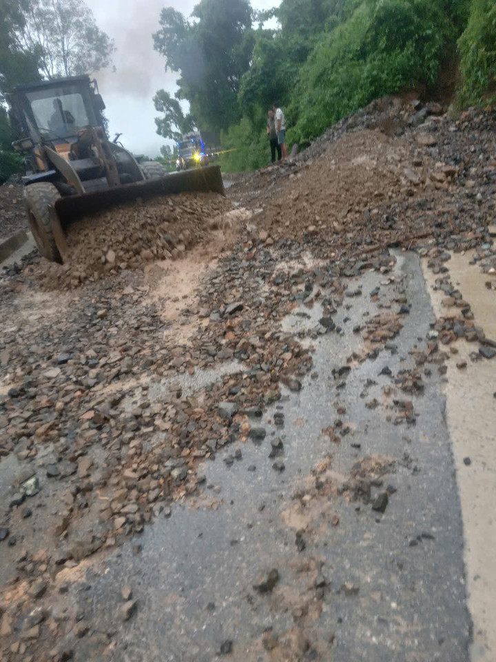 Công nhân hốt dọn các điểm sạt lở.