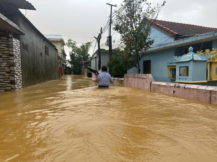 Hiện nước sông xuống nhưng quá chậm khiến nhiều địa phương ở Huế vẫn đang chìm trong biển nước