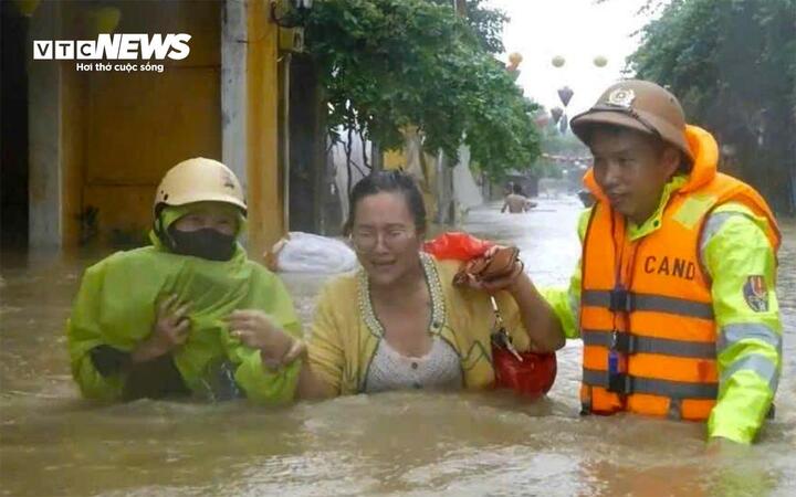 Lũ dữ vẫn hoành hành các tỉnh miền Trung.