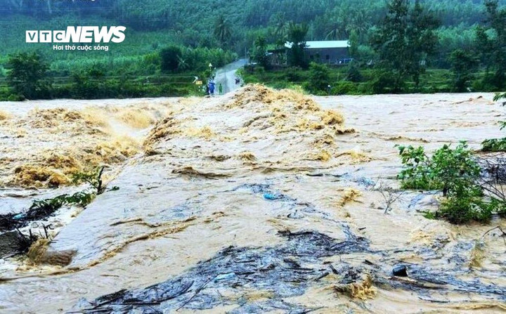 Mưa lớn gây ngập cục bộ, nước tràn qua cầu trên địa bàn tỉnh Gia Lai năm 2024.