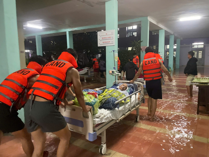 Nước lũ tràn vào Bệnh viện Trung ương Huế