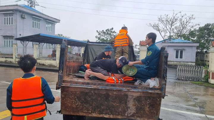 Nạn nhân được đưa đi cấp cứu.