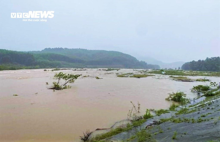 Mưa lớn kéo dài, mực nước các sông trên địa bàn tỉnh Gia Lai đang dâng cao.
