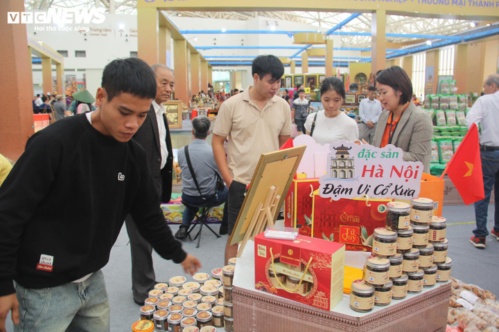Ô mai, một sản phẩm mang đặc trưng của người Hà Nội thu hít sự quan tâm của du khách.