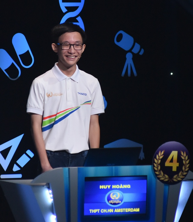 ຟ້າ​ມຮ່ວາຍ​ຮ່ວາງ​ໄດ້​ນຳ​ເອົາ​ຂົວ​ໂທລະພາບ​ມາ​ໂຮງຮຽນ​ຢ່າງ​ດີ​ເດັ່ນ.