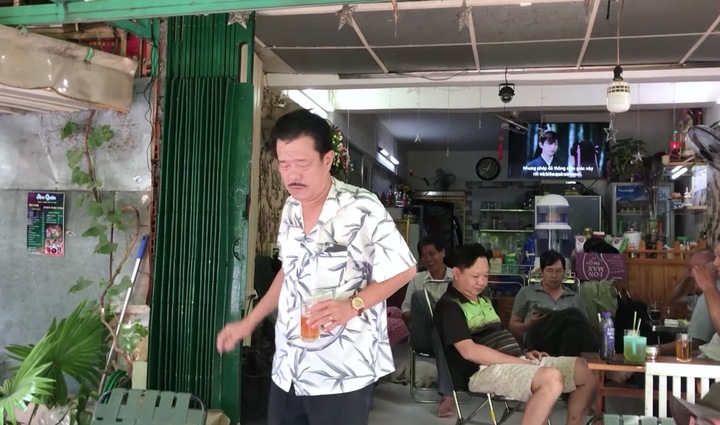 Bảo Khương mở quán cà phê mưu sinh.