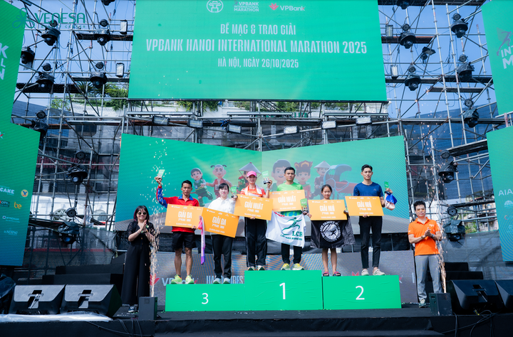 Đại diện Venesa trao giải cho các vận động viên đạt thành tích cao tại giải chạy VPBank Hanoi International Marathon 2025.