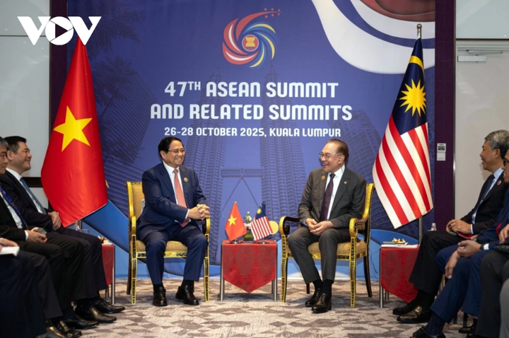 Thủ tướng Phạm Minh Chính gặp Thủ tướng Malaysia Anwar Ibrahim