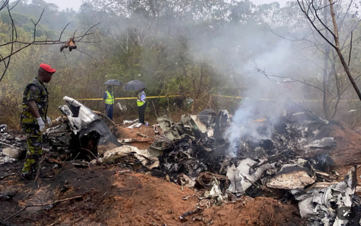 Máy bay chở khách du lịch rơi, 11 người thiệt mạng Máy bay chở khách du lịch rơi, 11 người thiệt mạng