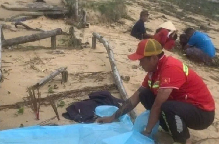 Người dân phát hiện thi thể cháu bé trôi dạt vào bờ biển. (Ảnh: S.Q)