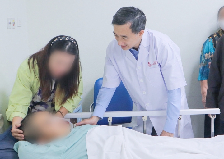 Thứ trưởng Trần Văn Thuấn tới Bệnh viện E (Hà Nội) thăm và động viên anh T.H.H.
