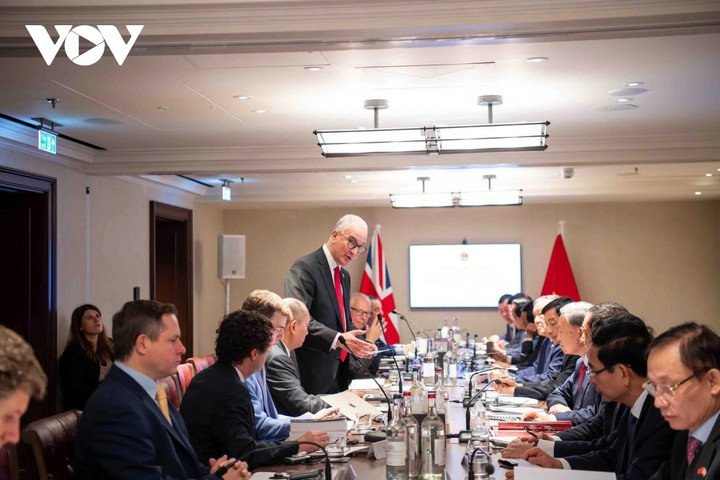 Các chuyên gia công nghệ phát biểu tại tọa đàm.