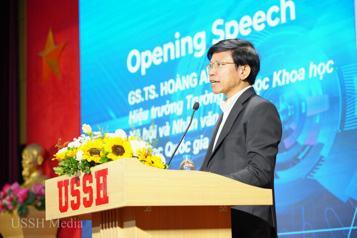 GS.TS. Hoàng Anh Tuấn - Hiệu trưởng trường Đại học Khoa học Xã hội và Nhân văn phát biểu khai mạc hội thảo (Ảnh: BTC)