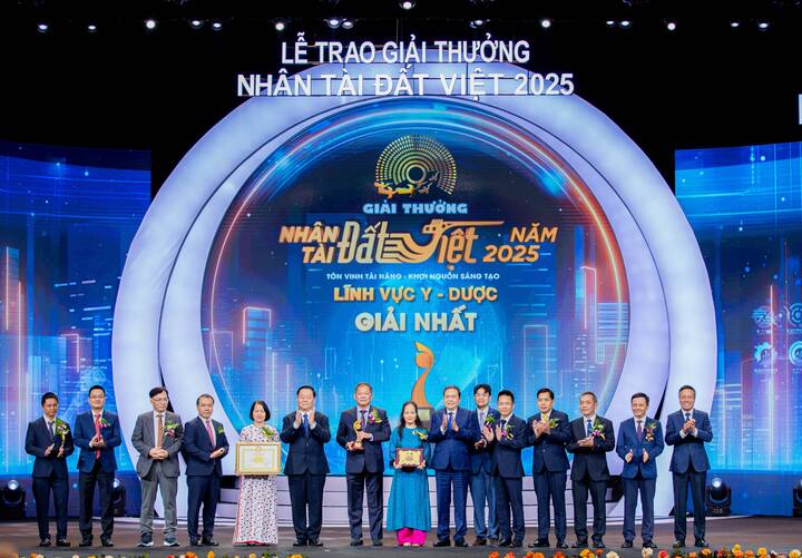 TS.BS Dương Đức Hùng – Giám đốc Bệnh viện và cộng sự nhận giải thưởng Nhân tài Đất Việt.