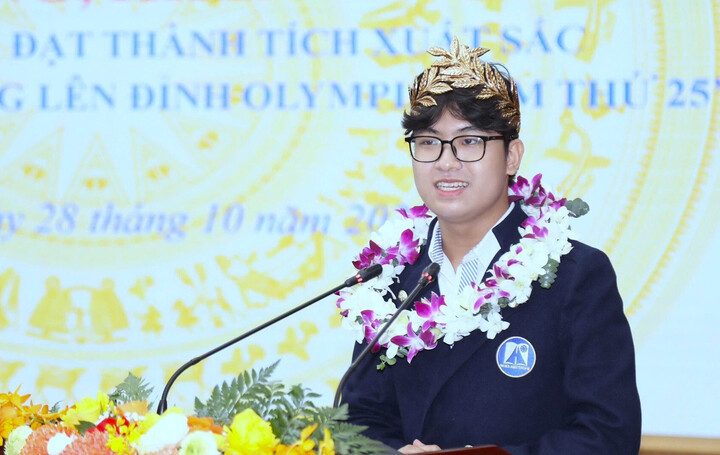 Trần Bùi Bảo Khánh chia sẻ tại lễ tuyên dương.