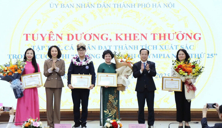 Ông Trần Thế Cương, Ủy viên Ban Thường vụ Thành ủy, Giám đốc Sở GD-ĐT Hà Nội và Phó Chủ tịch UBND TP Hà Nội Vũ Thu Hà trao Bằng khen cho 4 tập thể, cá nhân có thành tích trong cuộc thi “Đường lên đỉnh Olympia năm thứ 25”.