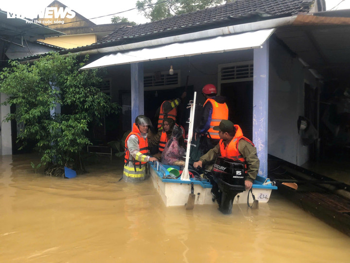 Công tác cứu hộ, cứu nạn được triển khai thần tốc, đưa 1.759 hộ dân (4.557 khẩu) đến nơi an toàn.