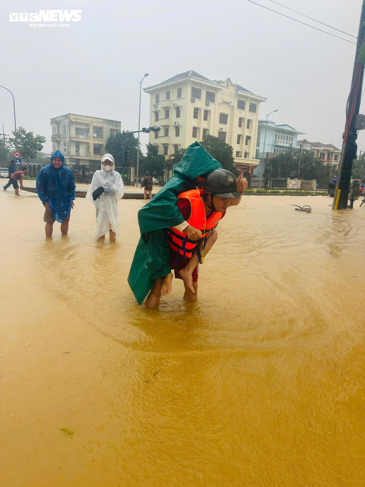 Công an TP Huế suốt ngày đêm kề vai sát cánh cùng người dân trong mưa lũ - 6