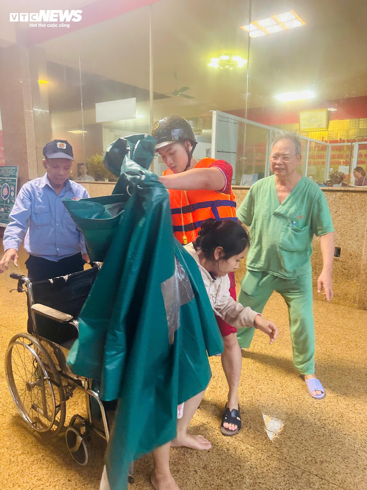 Công an TP Huế suốt ngày đêm kề vai sát cánh cùng người dân trong mưa lũ - 7