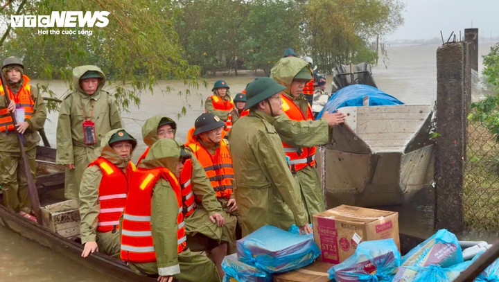 Chiều 29/10, Đại tá Hồ Xuân Phương – Phó Giám đốc Công an TP Huế dẫn đầu đoàn công tác đến thăm hỏi, động viên các hộ dân bị thiệt hại nặng tại phường Phú Xuân.