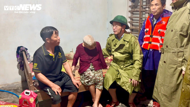 Tại buổi thăm hỏi, Đại tá Hồ Xuân Phương khẳng định: “Trong bất kỳ hoàn cảnh nào, lực lượng Công an phải là điểm tựa của Nhân dân. Giúp dân khắc phục thiên tai không chỉ là nhiệm vụ, mà là danh dự, là mệnh lệnh từ trái tim mỗi cán bộ, chiến sĩ.”