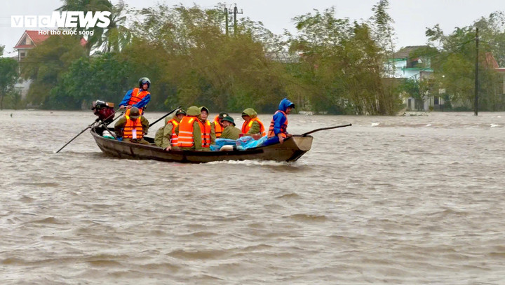 Những ngày này người dân tại TP Huế đang hết sức khó khăn khi hứng chịu trận mưa lụt chưa từng có. Trước tình hình này, công an TP Huế đã huy động 100% quân số ứng phó, với hơn 8.100 lượt cán bộ, chiến sĩ trực tiếp xuống cơ sở túc trực vượt mưa lũ đến ứng cứu, giúp đỡ người dân.