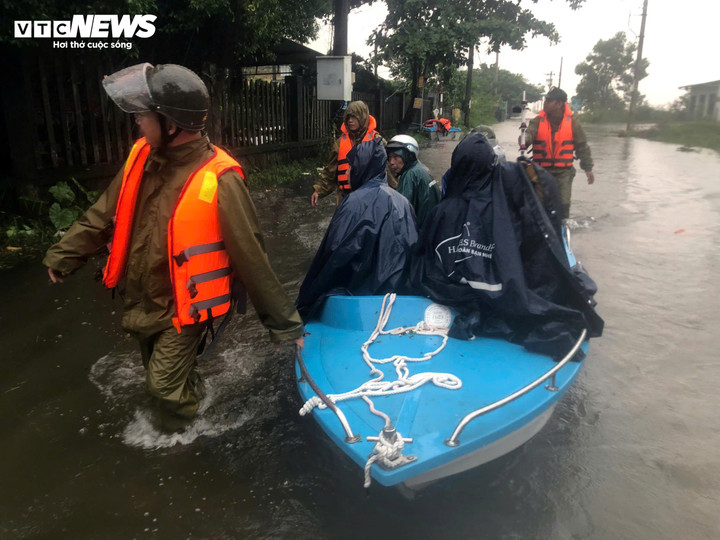 Giữa cảnh bốn bề nước bủa vây, hình ảnh những người lính áo xanh dầm mình bên dòng nước xoáy, giúp đỡ người dân, khiến ai chứng kiến cũng thêm vững lòng.