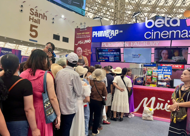 Nhiều người xếp hàng nhận vé xem phim miễn phí. (Ảnh: Hoàng Dung).